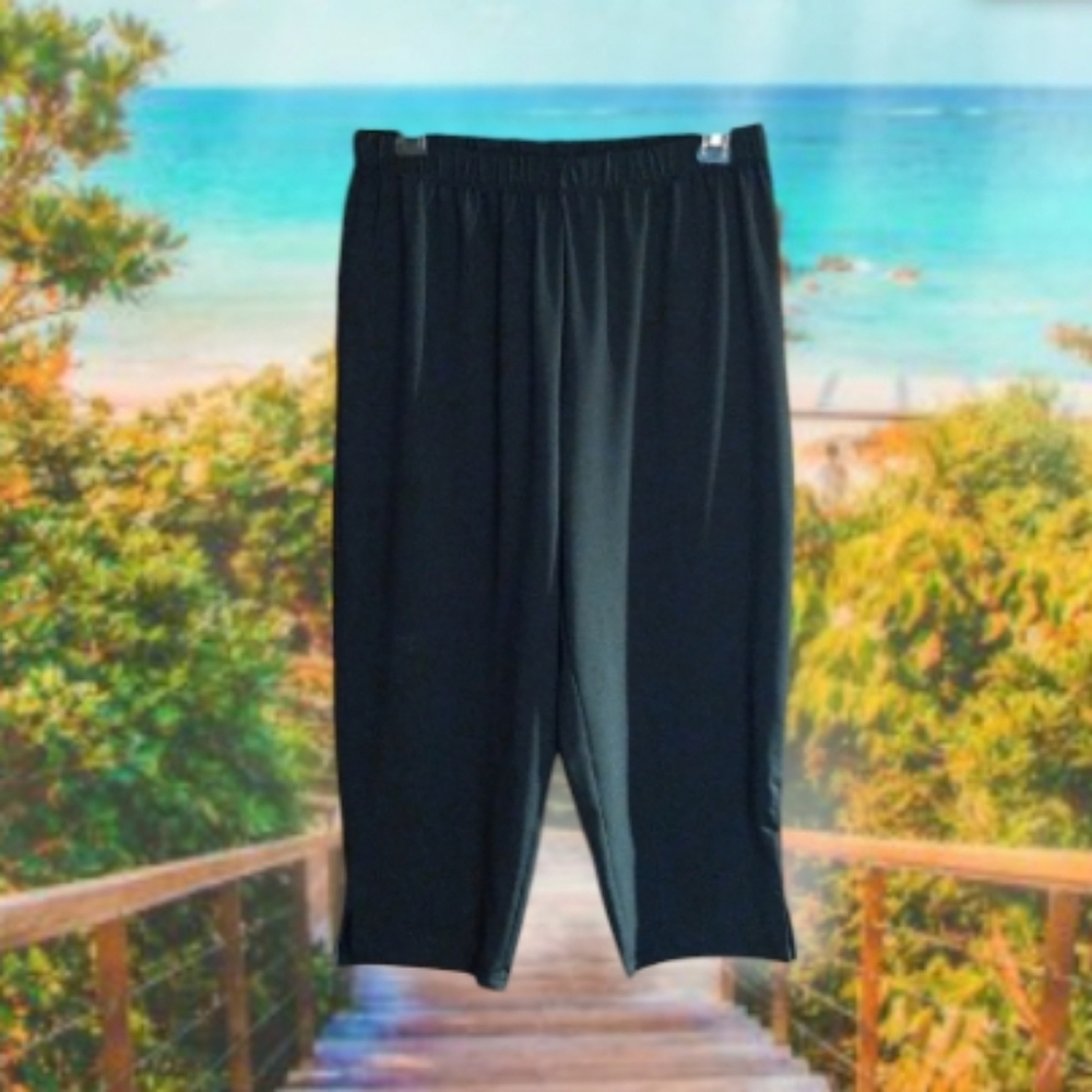 Size M black loose-fitting capris